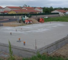 Et voilà la dalle coulée !
Mais où est le trou pour le vide sanitaire ???