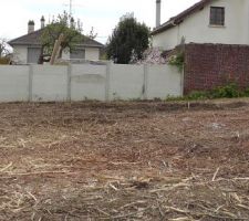 Le terrain va de la gauche de la photo jusqu'à la moitié du pignon de la maison blanche