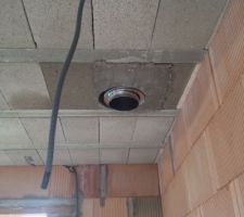 Orifice intérieur du conduit de cheminée posé en toiture.