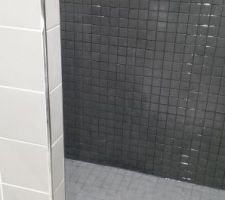 Salle de bain après pose de la mosaïque en céramique.