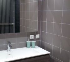 Salle de bain après pose de carrelage céramique