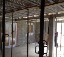 Le plancher du haut est installé. Reste à couler la dalle de béton