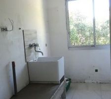 Plonge buanderie avec banquette pour mettre les machines et les tiroirs à roulettes dessous.