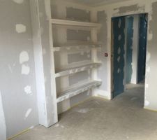 Etagère chambre 2 reste que les bandes a terminer