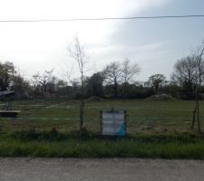 Terrain avec panneau de bornage