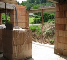 Salon l&eacute;g&egrave;rement encombr&eacute; avec la grande baie