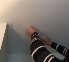 Apres per&ccedil;age, mise en place des mollys pour le rail du plafond