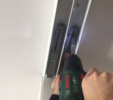 Mise en place des syst&egrave;mes de retenue des portes coulissantes