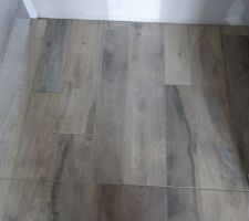 Le carrelage avec les joints. Ici joint de dilatation en silicone.