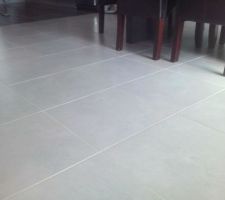 Détail carrelage salon Cinca city gris mat 40x40