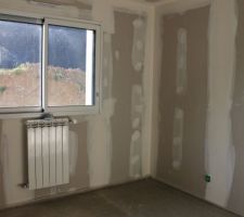 Les radiateurs sont posés, les fenêtres sot coulissantes en alu bi-colore: blanc à l'intérieur, gris foncé dehors.