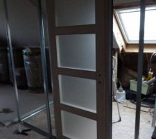 Première porte pour la salle d'eau de l'étage posée - brico dépôt -