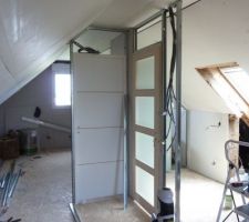 Première porte pour la salle d'eau de l'étage posée - brico dépôt - et celle d'une des chambres