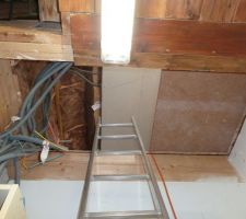 Voici notre trémies provisoire dans le garage, pour accéder à notre chantier de l'étage pour éviter la poussière en bas