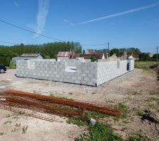 Et voilà. Vendredi 15 mai 2015 les maçons sont venus, ils ont monté les six premiers rangs d'agglo.On commence a voir à quoi va ressembler notre maison.