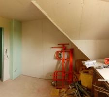 Étage, vue de la suite vers sa porte de salle d'eau