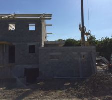 Début de la charpente façade nord avec garage à droite