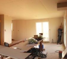 Rdc, vue depuis porte fenêtre est vers séjour et cuisine