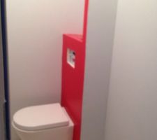 Peinture grise et rouge dans les WC lave main rouge