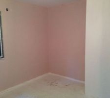 Peinture rose et 1 petit bout de mur gris dans la chambre de la petite