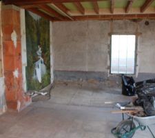 On a pr&eacute;par&eacute; au fond la zone sur la cave pour recevoir une dalle b&eacute;ton. Il y avait un simple planch&eacute; avant.