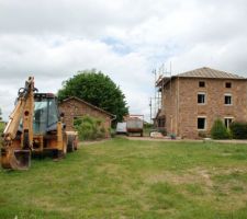 La grosse partie maintenant en cours de rénovation. Les tuiles sont en cours de pose actuellement