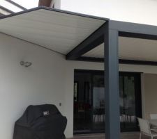 Pergola terminée avec toiture en lames côté barbecue