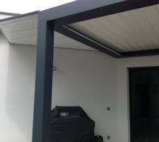 Pergola avec toiture supplémentaire en lames alu côté barbecue