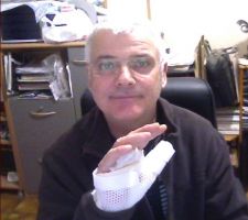 Là pour l'instant repos...
C'est pas dû au chantier, c'est le tendon extenseur du pouce droit qui a pété, une suite de mon accident de moto de Mars 2015.
2 mois d'arrêt sans bosser au chantier...zut