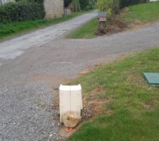 Coffret electrique pose par ERDF,surment l'apr&egrave;s midi car comme on le vois sur la photo il est bien parall&egrave;le &agrave; la route!!!
affaire &agrave; suivre