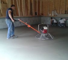 Dalle pour garage
Hélicoptère !!!
Merci au maçon qui a été disponible et pour m'aider et pour la finition