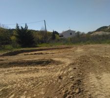 Une autre vue de notre terrain (on voit aussi celui du voisin qui est en 1er plan)