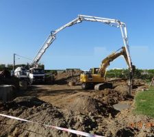 Foreuse et pompe au travail