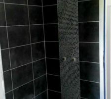 Création de la douche a l italienne.
-Receveur coulé en béton hydrofuge 140*85
- Application d un kit weber.sys protec
- Pose des faïences avec de la colle weber.col flex 2