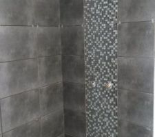 Création de la douche a l italienne.
-Receveur coulé en béton hydrofuge 140*85
- Application d un kit weber.sys protec
- Pose des faïences avec de la colle weber.col flex 2