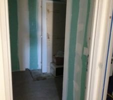 Salle de douche de l'étage - chape finie - carrelage