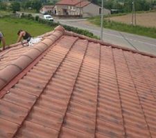Et voilà la toiture en cours de finition :) elles sont belle ces tuiles neuve et faussement ancienne pour ne pas dénaturer le bâtiment de 1896