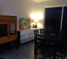 Voila salle à mangé avec le terrarium, le tableau est accroché maintenant