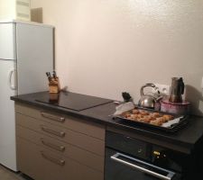 La cuisine avec les cookies que je venais de faire dans mon nouveau four. miam