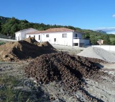 Tas de terre, cailloux et pouzzolane