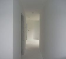 Peinture : impression murs, plafond fini.