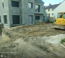 Le terrassier est venu aujourd'huipour évacuer les terres Extraites lors du terrassement de la descente de garage.