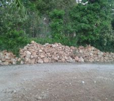Les pierres qu'on a récupéré du chantier pour faire les murets. J espère qu'elle ne sont pas trop petites