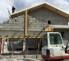 Façade nord avec
En premier plan le garage presque terminé