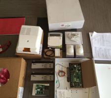 Centrale d'alarme paradox sp6000
Sirène exterieure
Contacts d'ouverture
Clavier
Radars
Câble communication USB / centrale,...