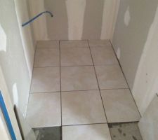 WC l'&eacute;tage - carrelage en cours - est normal qu'il n'y ai aucun "trou" pour les &eacute;vacuations?