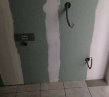 Salle de bain de l'&eacute;tage - l&agrave; o&ugrave; sera le lavabo - pareil rien de perc&eacute; pour les &eacute;vacuations, est normal?