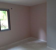 Chambre de la petite un bout de mur gris et le reste en rose pâle