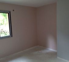 Chambre de la petite un bout de mur gris et le reste en rose pâle