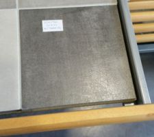 Carrelage de la pièce de vie, cellier, WC, salle de bain, dégagement. Gris anthracite, on a pu passé sur du 45x45 au lieu du 33x33 sans surcoût :) la bonne nouvelle du jour ! (entre autres)